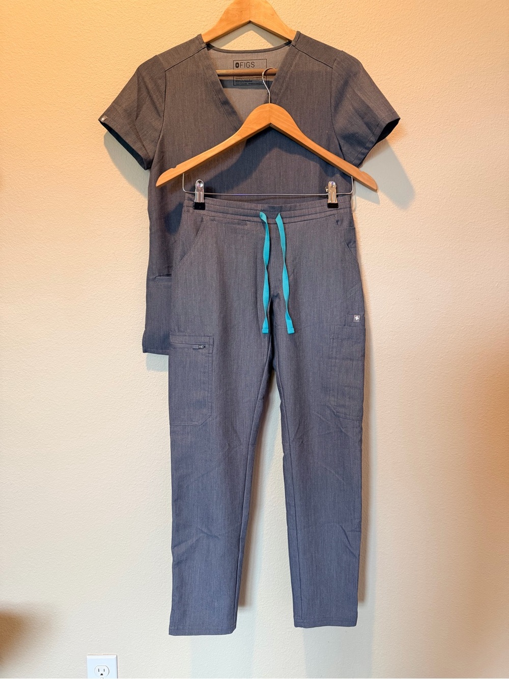 FIGS Technical Collection Gray Scrub Set Top & Cargo Pants Size XXS #0140